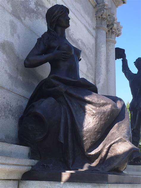 Souvenir Chronicles Des Moines Iowa State Capitol Building Grounds