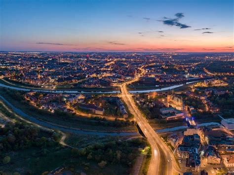 Wyjścia z domu tylko do pracy, lekarza, po zakupy, w celach bytowych i religijnych. Od dziś kwarantanna narodowa! Są nowe obostrzenia - VOX FM