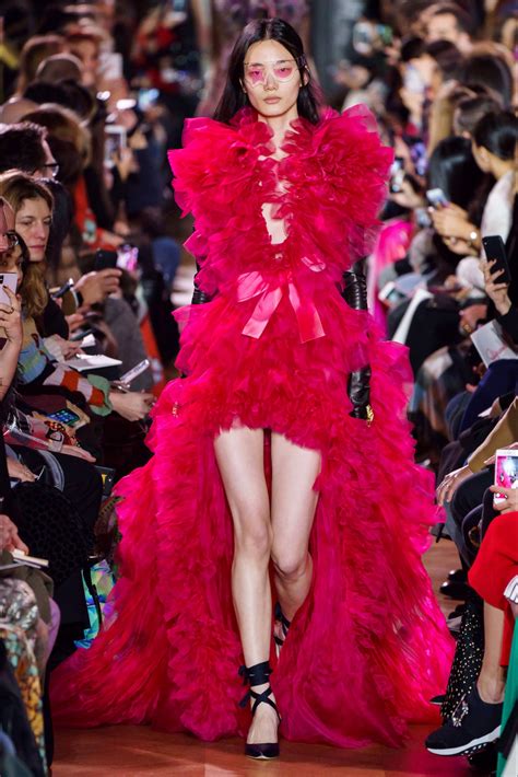 sfilata schiaparelli parigi alta moda primavera estate 2019 vogue couture week style