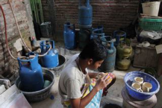 Pembuatan Keramik Di Sentra Kerajinan Keramik Dinoyo Datatempo