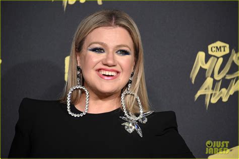 Kelly Clarkson Performs American Woman At Cmt Awards 2018 Watch Now