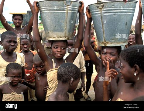 Women And Kids Collecting Water At Nyamitutu Malawi Stock Photo Alamy
