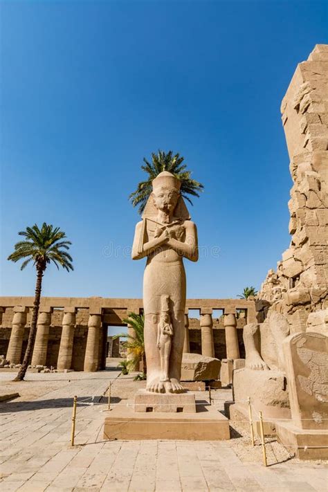 Estatua De Ramses El Gran Ramses Ii En El Templo De Karnak Luxor