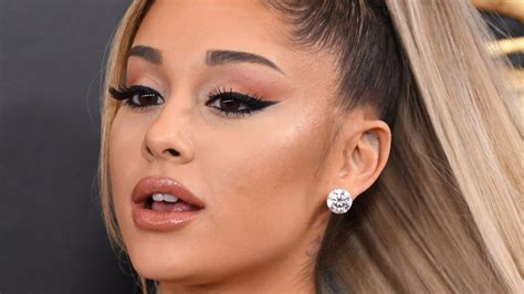 Udeľujte Práva Ich Silueta Ariana Grande Eye Makeup Priľahlý Silný Tragédie