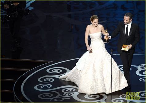 Photo Jennifer Lawrence Wins Best Actress Falls On Stage 07 Photo