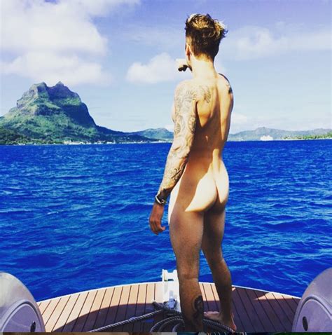 Justin Bieber a posté cette nuit une photo de lui entièrement nu