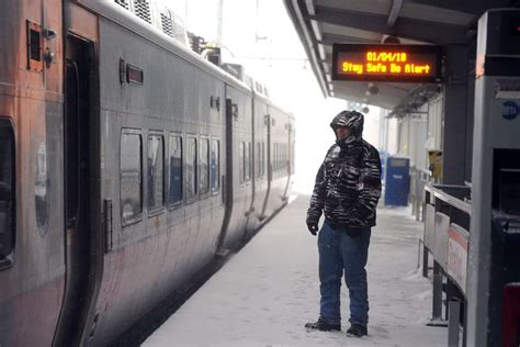 Metro North Expect Delays Crowded Trains