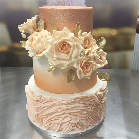 Wedding cake pêche et doré Birthday desserts Wedding cakes Fall cakes