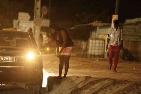 Prostitutas angolanas à caça de clientes em pleno estado de emergência