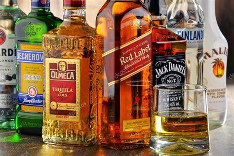 Flessen Van Diverse Sterke Drank Merken Redactionele Stockfoto