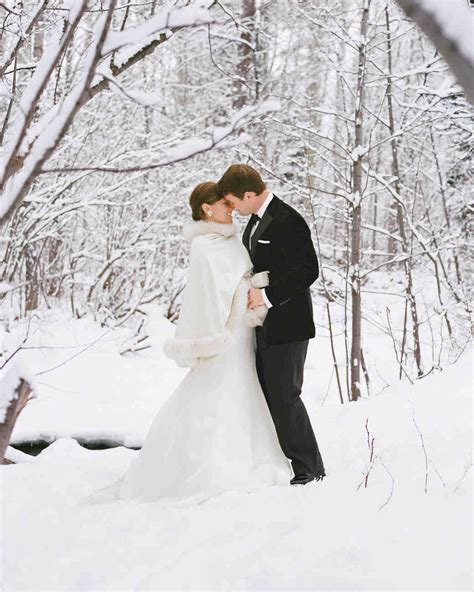 34 Snowy Wedding Photos That Will Make You Want To Get Married This