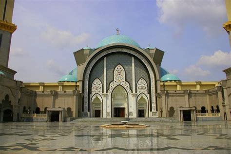 The wilayah persekutuan mosque was opened to the. Masjid Wilayah Persekutuan is a major mosque in Kuala ...