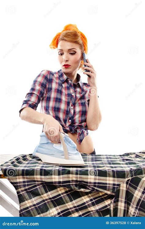 casalinga sexy che parla con telefono mentre rivestendo di ferro fotografia stock immagine di