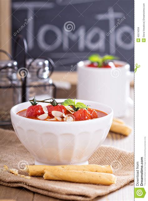 Minestra Del Pomodoro Con I Pomodori Al Forno Ed I Grissini Fotografia