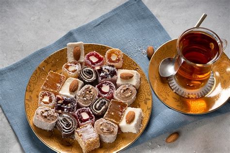 Delicia turca vista del tol con una taza de té y dulces delicias
