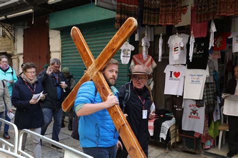 Christian Pilgrims Find A Warm Welcome In Jerusalem For Good Friday