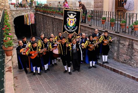 Las Callejoneadas Tradición Y Diversión En Guanajuato