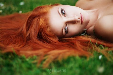 Фото лицо женщина рыжая модель портрет длинные волосы трава фотографии волосы человек