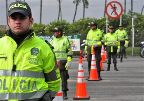 Policía De Tránsito Patrullando Por Las Carreteras De Todo El País