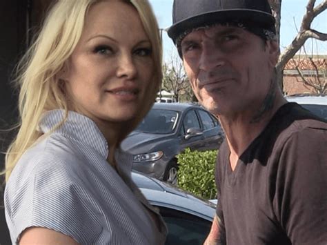 Pamela Anderson Texting Tommy Lee Tells Him He S Her One True Love