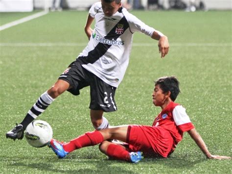 When do you use a slide tackle in football? - ActiveSG