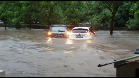 Indonesiaberduka #bekasiberduka #wawaara banjir yang kali ini terjadi di awal tahun 2020. Kondisi terkini banjir jakarta, mobil terseret arus banjir ...