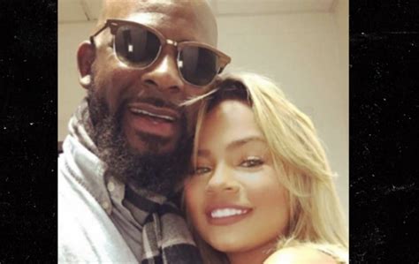 R Kelly S Ex Girlfriend Halle Calhoun Says He Physically Abused Her During Their Relationship