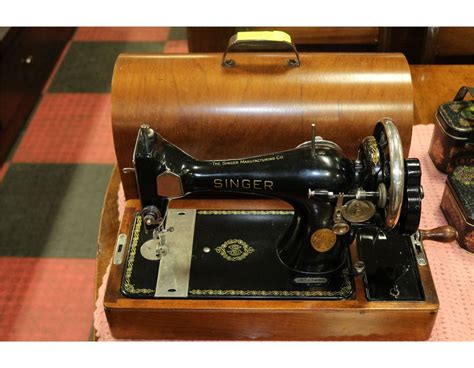Antique Hand Crank Singer Sewing Machine In Case