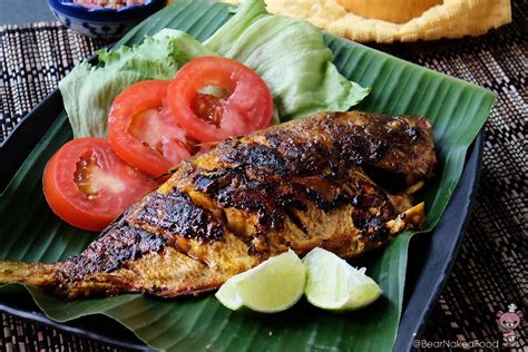 Panggang di atas bara api hingga kedua sisinya matang. Balinese Ikan Bakar (Balinese Grilled Fish) | Bear Naked Food
