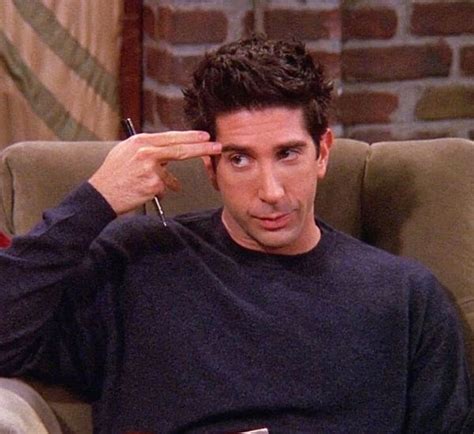 Friends is easily one of the most iconic sitcoms of all time. Ross Geller de Friends SERIEFRIENDS.COM