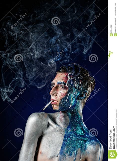 Hombre Joven Loco Con El Arte De La Cara Que Fuma Y Que Goza Persona
