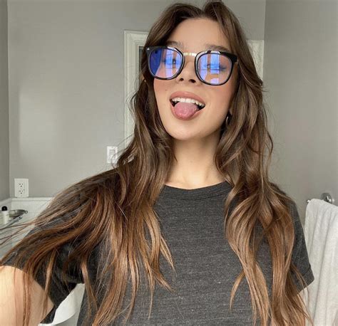 Would Love To Cum On Hailee Steinfelds Face And Glasses While Shes On Her Knees For Me Scrolller