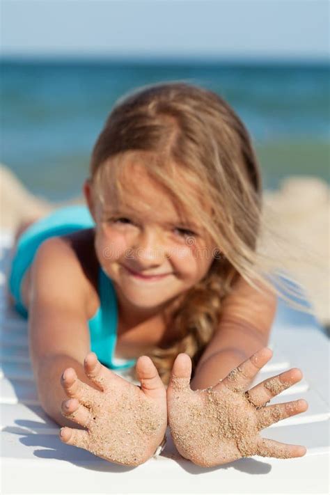 glückliches kleines mädchen mit den sandigen händen auf dem strand stockbild bild von zicklein