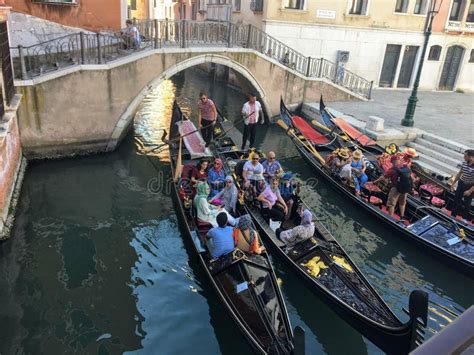 Eine Gruppe Von Touristen Die In Drei Gondeln Nebeneinander An Einer Gondelbahn In Venedig
