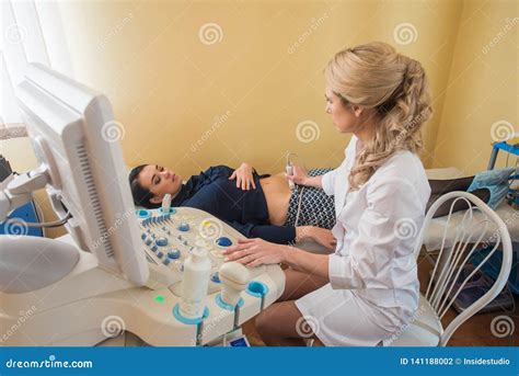 gravidez do teste do ultrassom ginecologista que verifica a vida fetal com o varredor exam foto