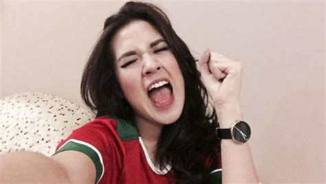 Raisa Kirim Lagu Untuk Ronaldo Yang Resmi Ke Mu Bukan Fans Chelsea