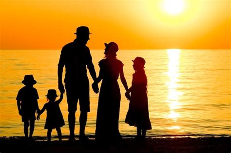 Una Familia Feliz Junto Al Mar En Un Viaje De Fin De Semana De Silueta