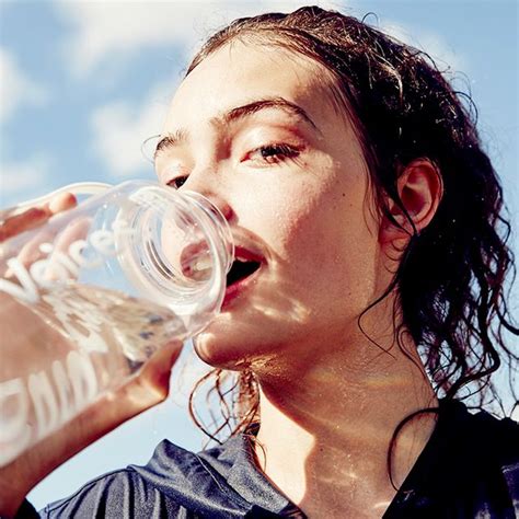1 gallon of water approximately weighs 8.33 pounds. This Is What Happens to Your Body When You Drink a Gallon ...