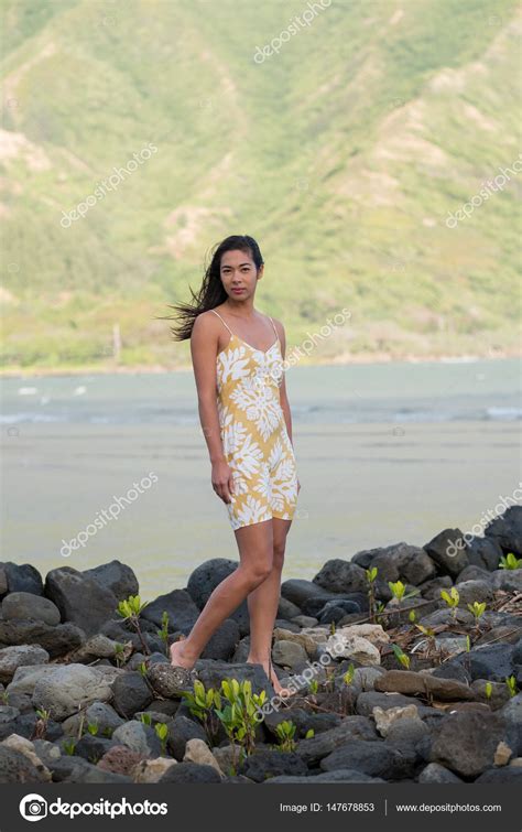 Lifestyle Portrait In Oahu Hawaii — Stock Photo © Joshuarainey 147678853