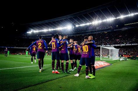 Lionel Messi Marca Barcelona Vence Em Casa E é Campeão Espanhol Pela