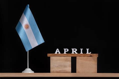 Calendario De Madera De Abril Con Bandera Argentina Sobre Fondo Negro