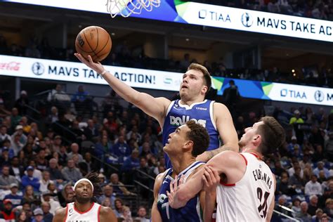 Doncic's triple-double, Dinwiddie's late run lead Mavs' win | AP News width=