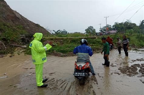 Jalur Kebun Kopi Penghubung Parimo Palu Putus Tertimbun Longsor Gema