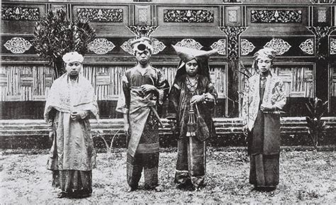 Idea penyeksaan sebegini melibatkan wanita suci seperti biarawati, yang diikat bersama lelaki lain tanpa sebarang pakaian. 10 Pakaian di Nusantara Tempo Dulu yang Bikin Geleng ...