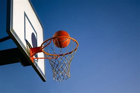 フープにボールを投げるストリートバスケットボール選手 プレミアム写真