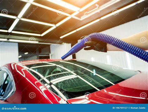 automatische trockner service arbeitskraft wird vom auto nachdem er sich gewaschen hat