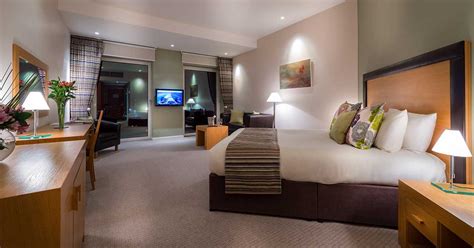 Translations of the phrase get a room from english to french and examples of the use of get a room in a sentence with their translations: Rooms and Suites - Hotel de France, Jersey Channel Islands