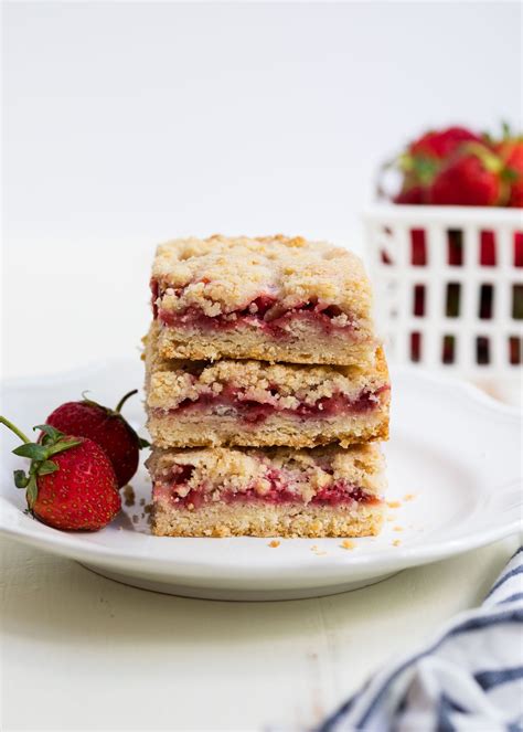 Strawberry Crumb Bars Made With An Easy Crumb Crust Strawberry Filling