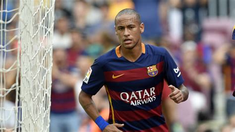 nejˈmaʁ dɐ ˈsiwvɐ ˈsɐ̃tus ˈʒũɲoʁ; Barcelone - Insolite : Neymar se rase la tête en hommage à ...