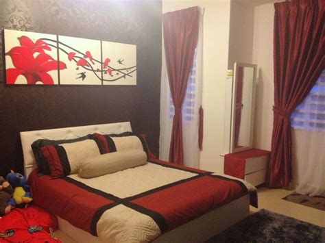 Jalankan katil dengan warna yang akan bertentangan dengan seprai. Bilik Tidur Tema Merah Hitam | Desainrumahid.com
